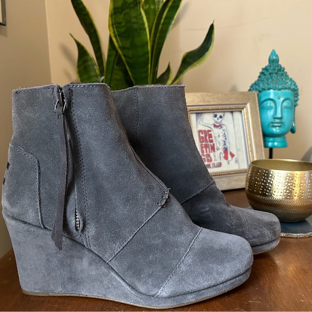 Toms booties never worn